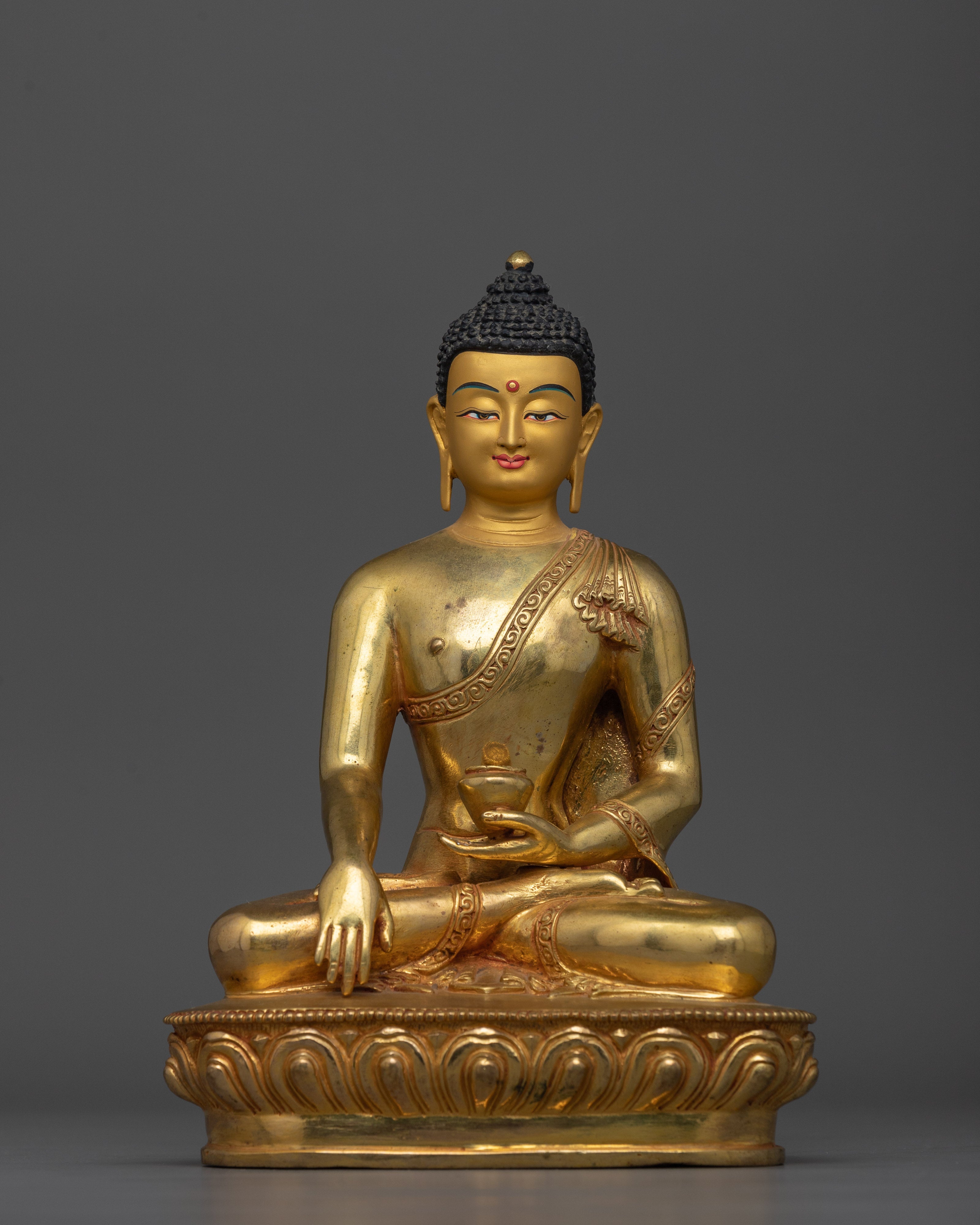 shakyamuni-buddha-golden-figurine