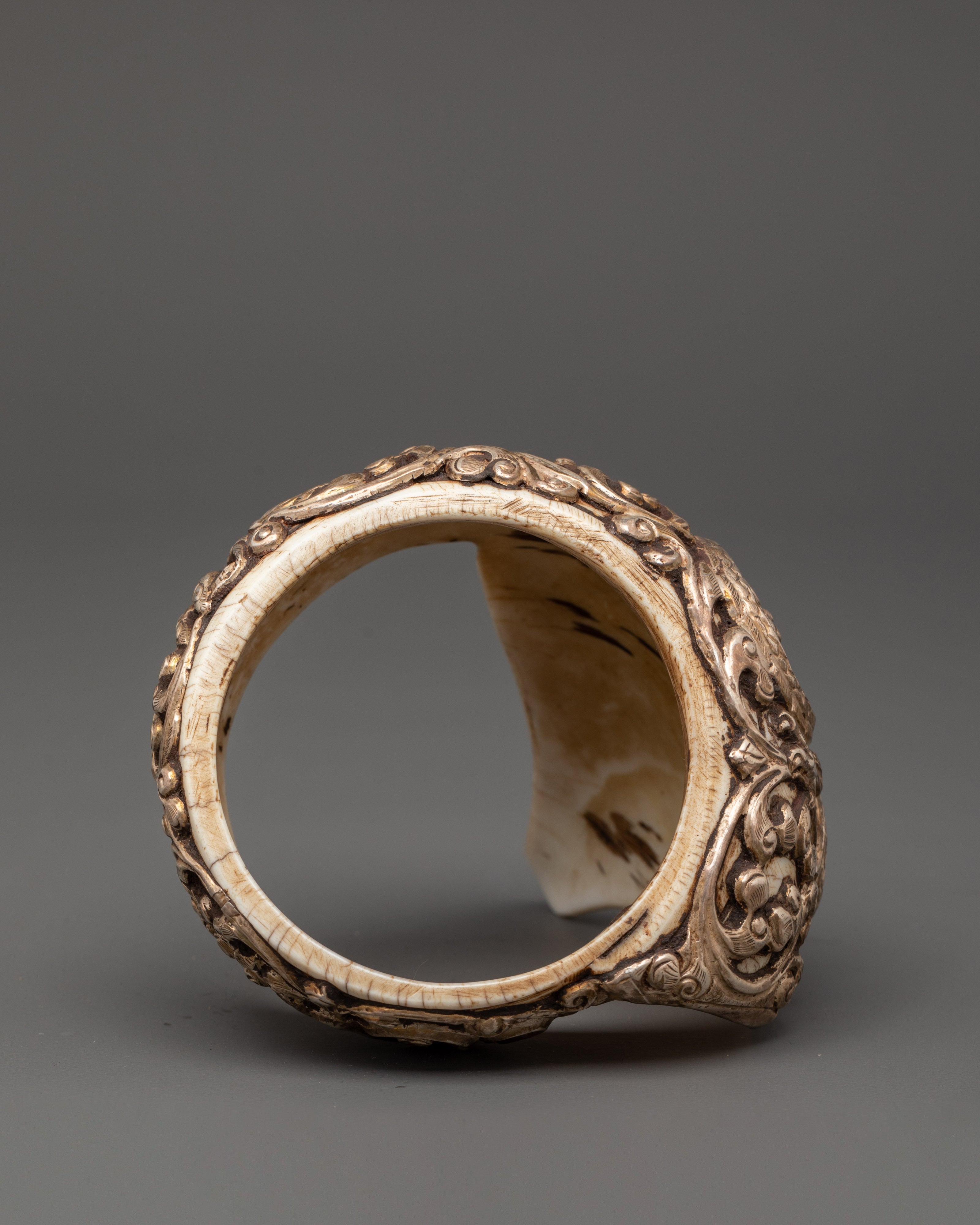 handcrafted-conch-shell-pure-silver-bangle