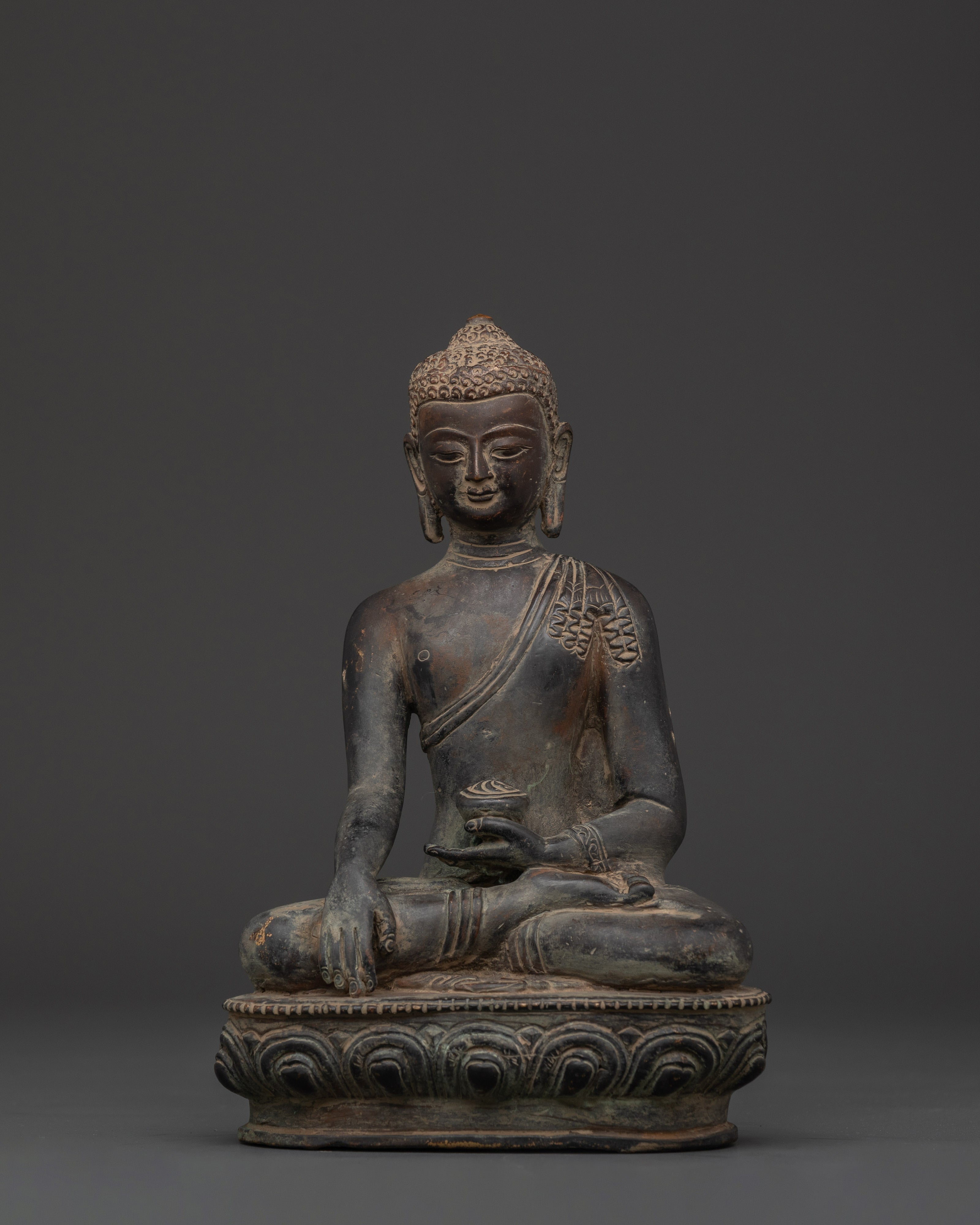 peaceful-shakyamuni-buddha-statue