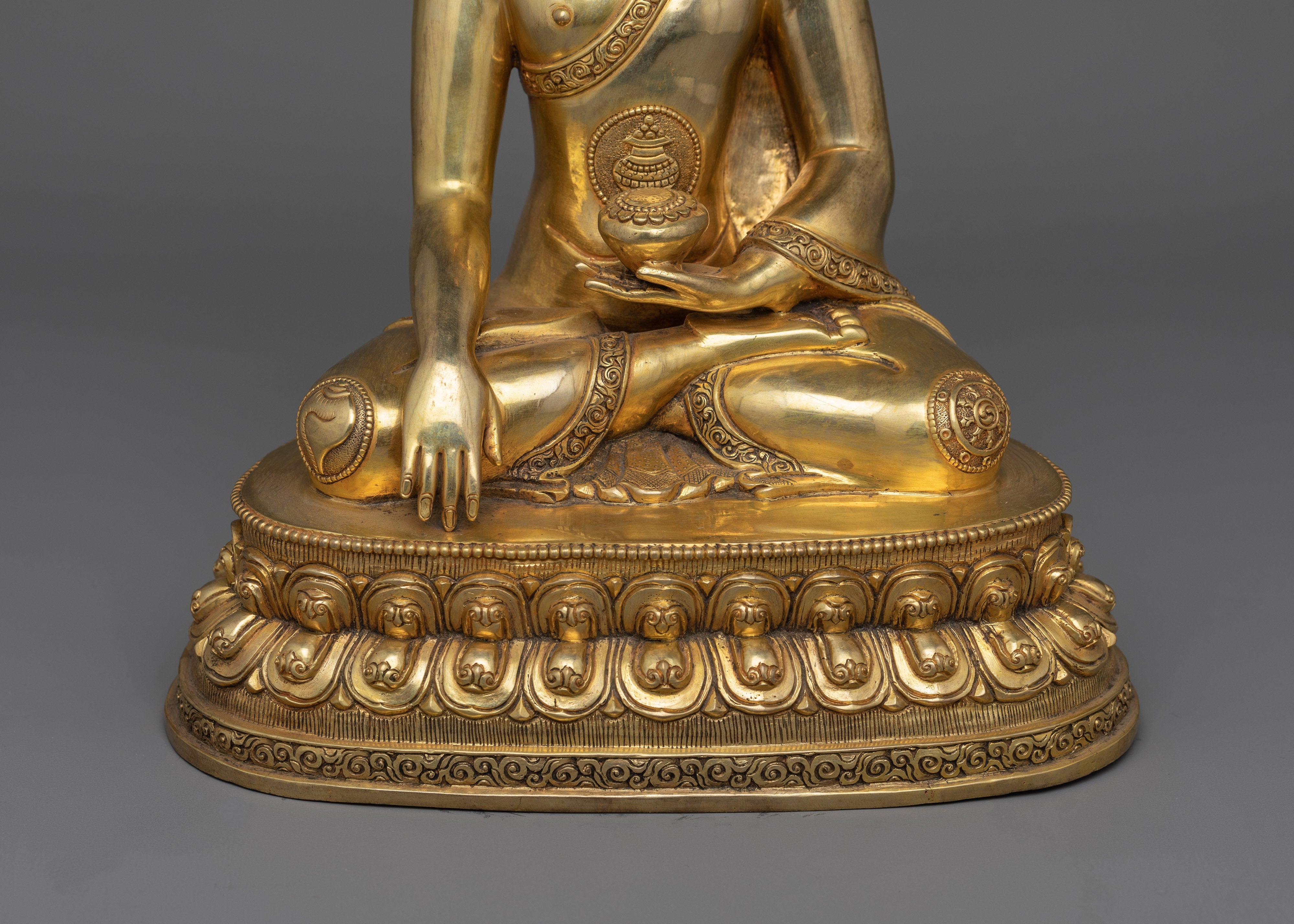 Shakyamuni Buddha Sculpture with Halo | A Radiant Symbol of Enlightenment