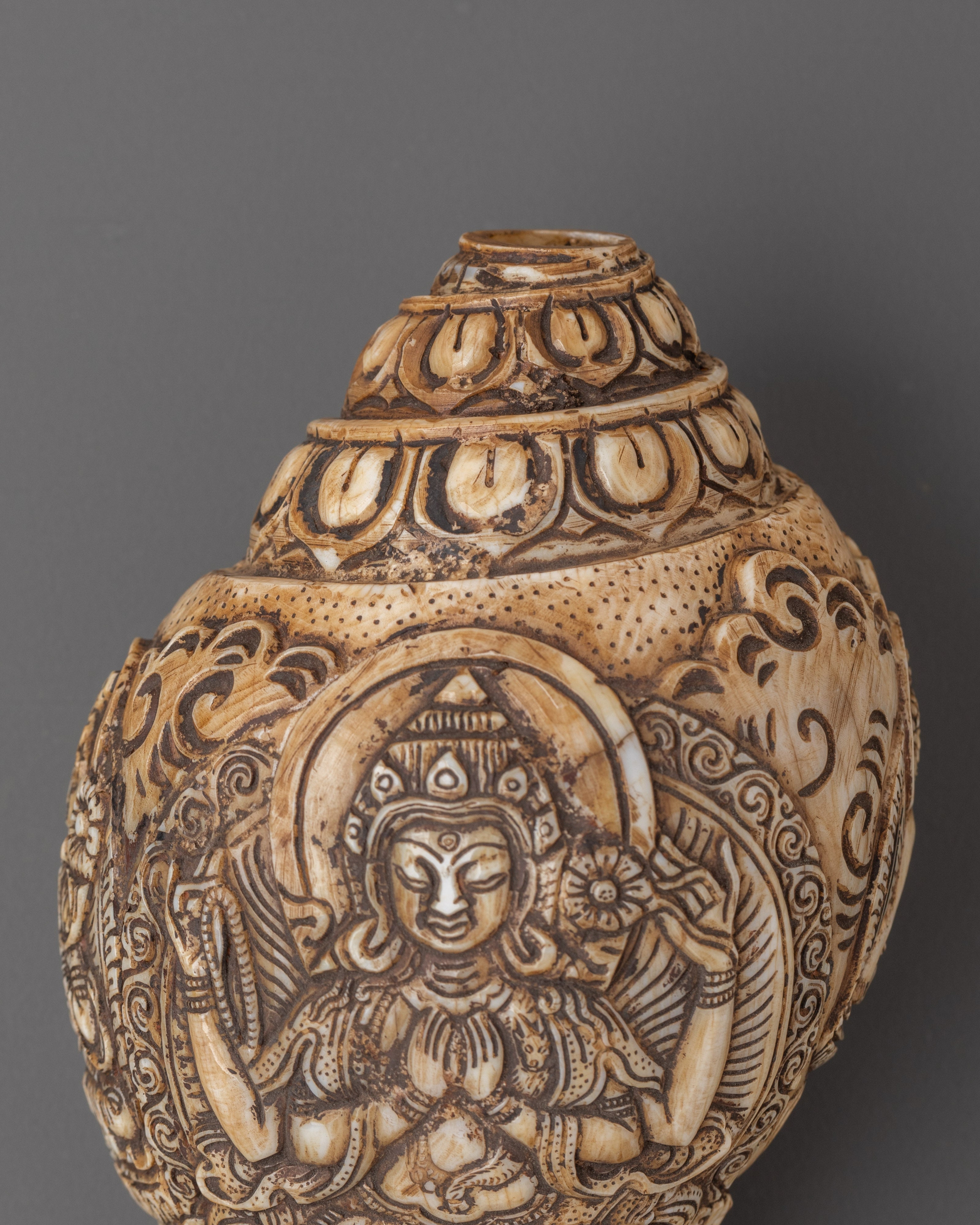Dung-Dkar with Chenrezig Carving | Sacred Sound for Rituals