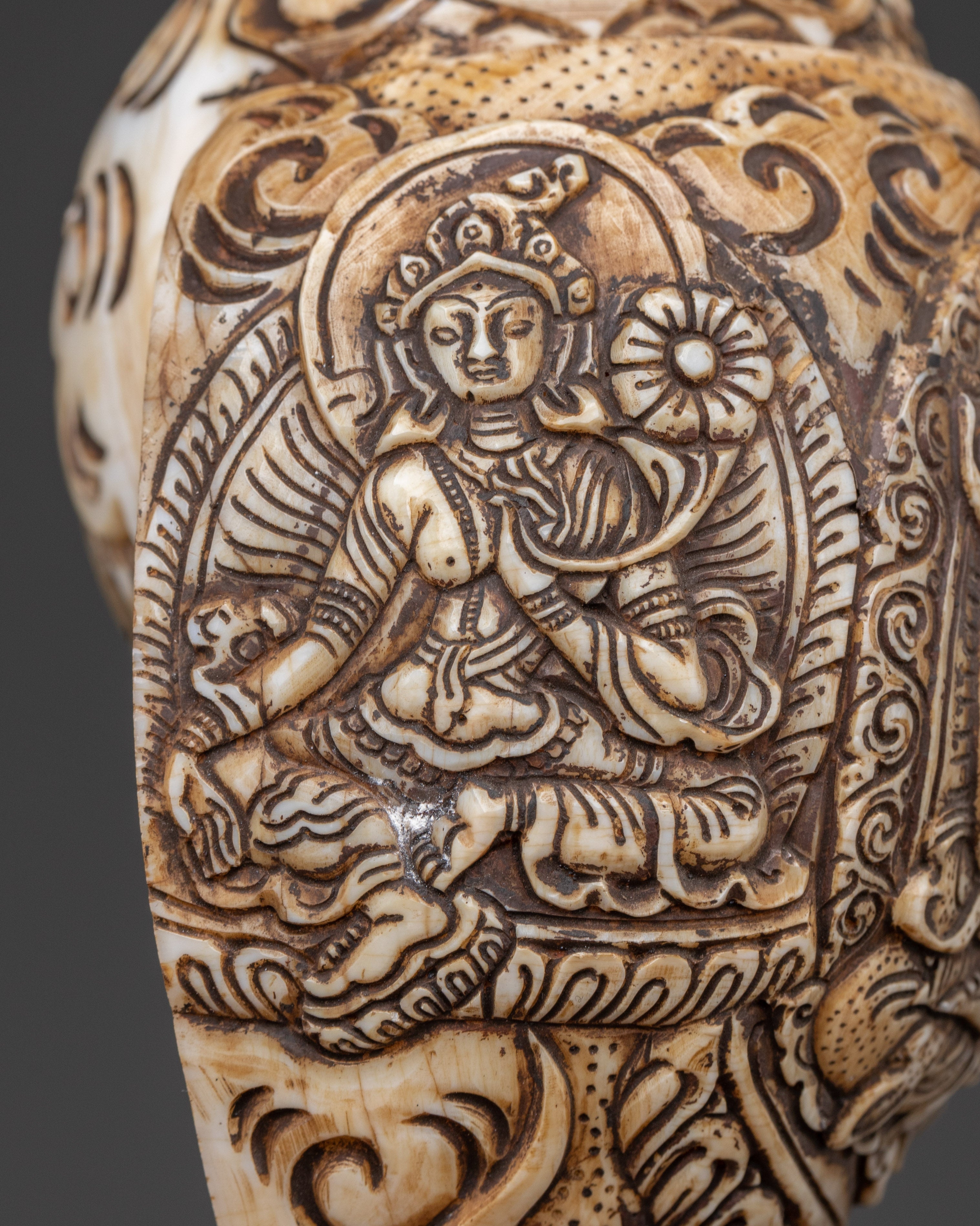 Dung-Dkar with Chenrezig Carving | Sacred Sound for Rituals