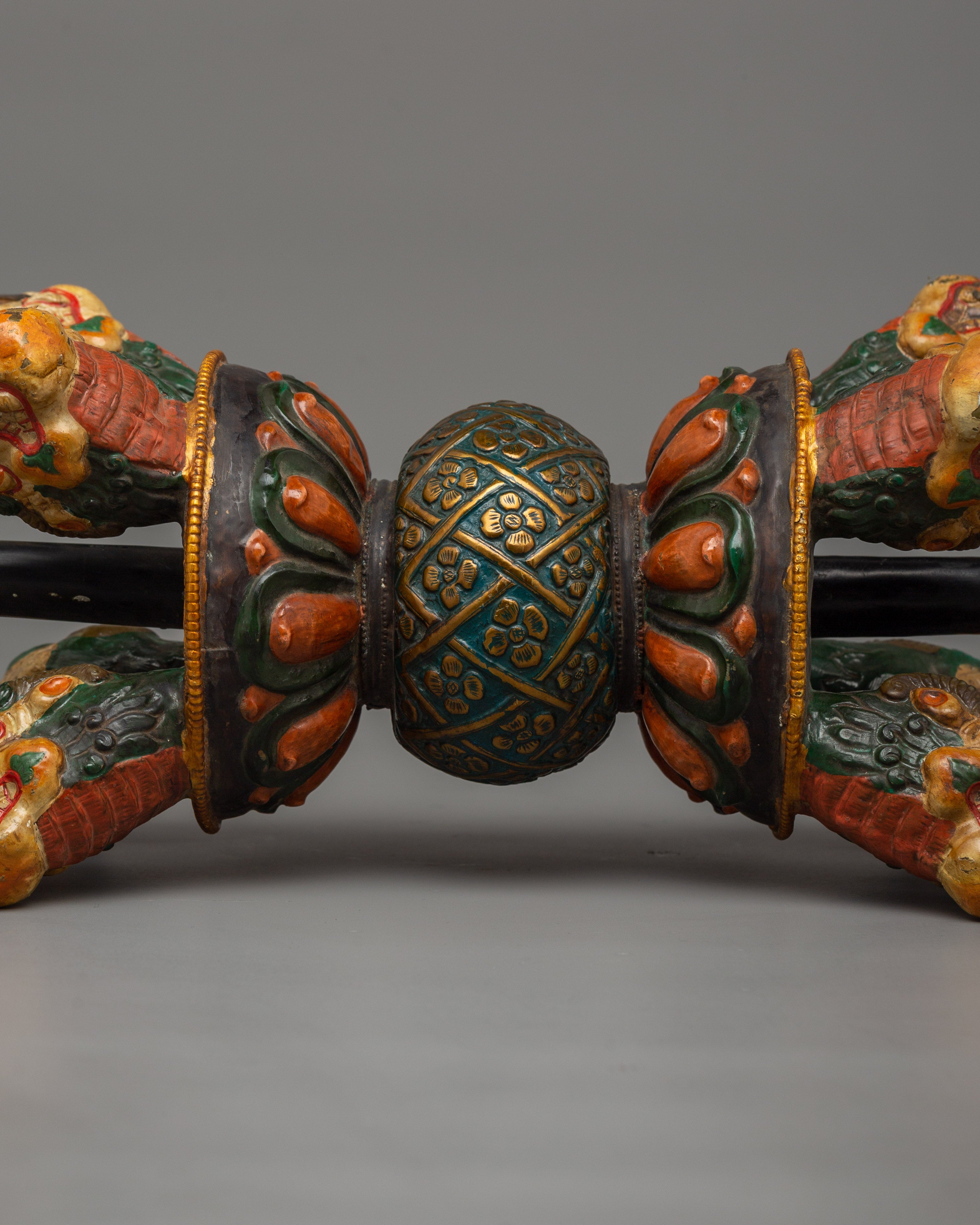 Boeddhistische bel, Ghanta, een staande Vajra/donderkeil en Boeddhistische bel, Ghanta, een staande Vajra/donderkeil en