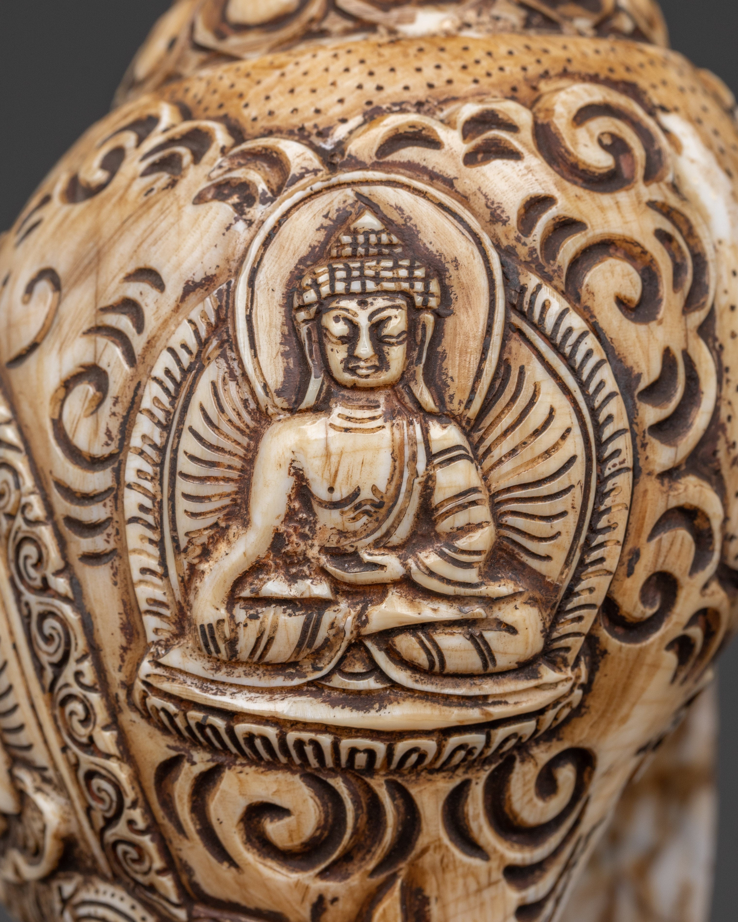 Dung-Dkar with Chenrezig Carving | Sacred Sound for Rituals