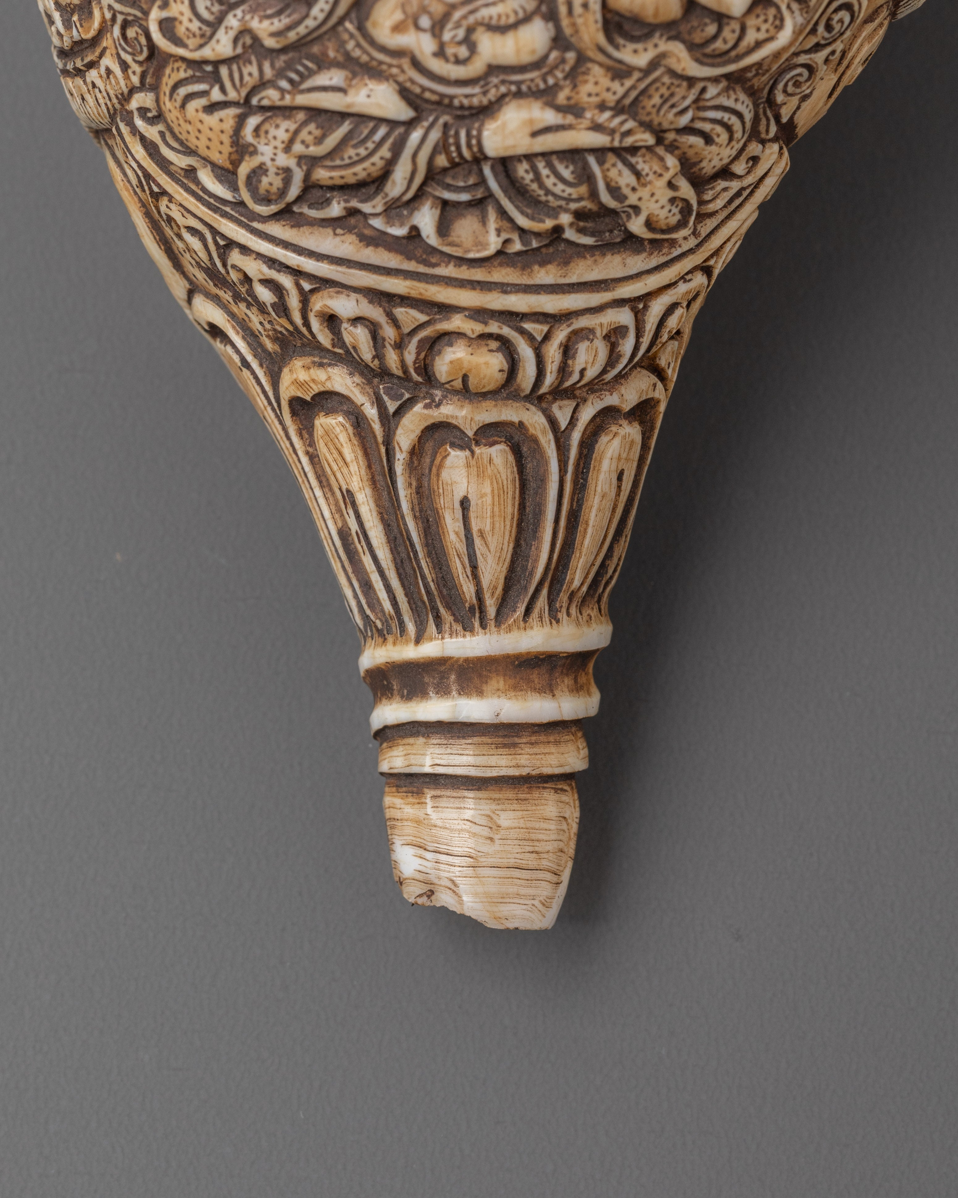 Dung-Dkar with Chenrezig Carving | Sacred Sound for Rituals