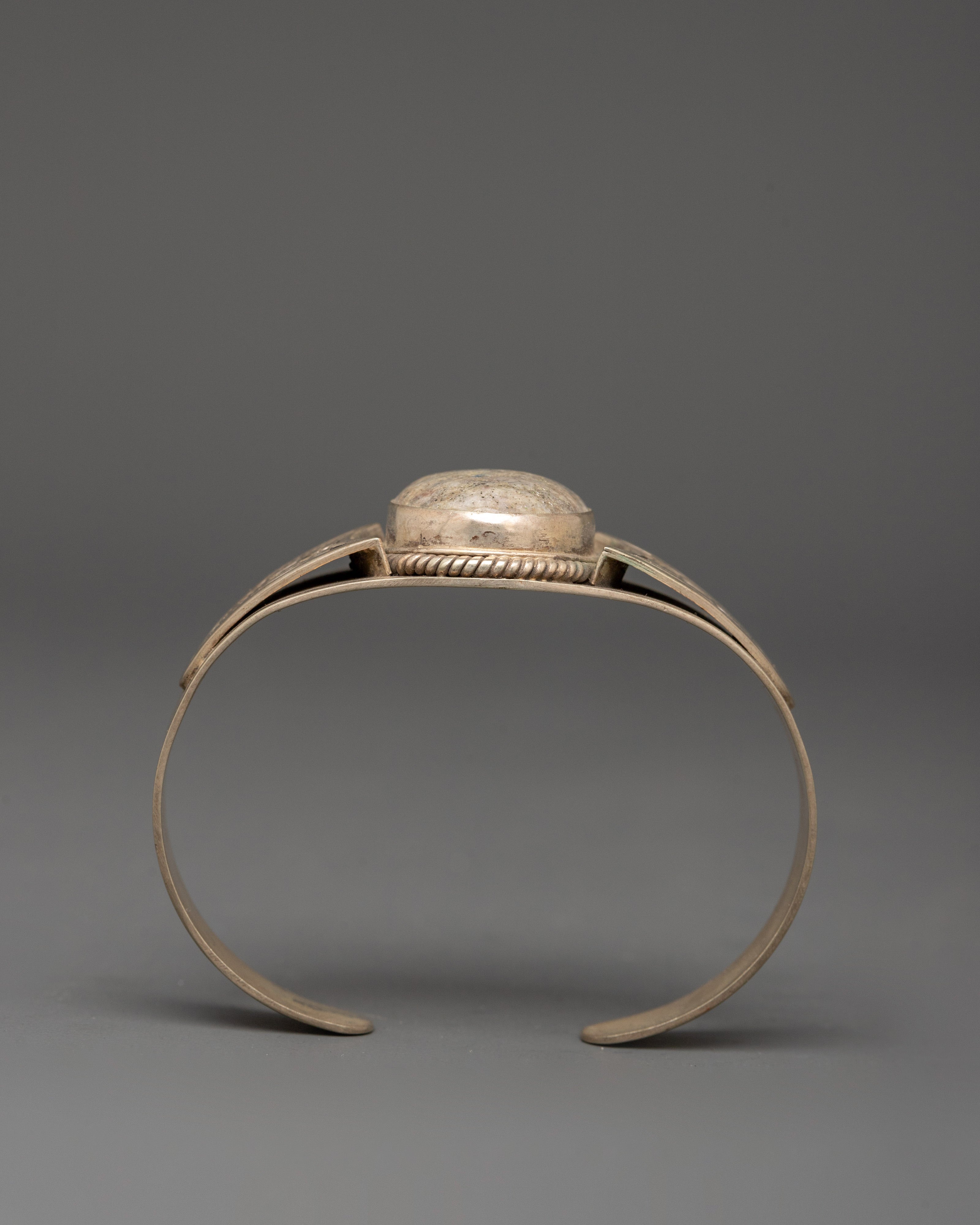 Bracelet with Leaf Pattern Carved | A Wearable Emblem of Serenity & Style