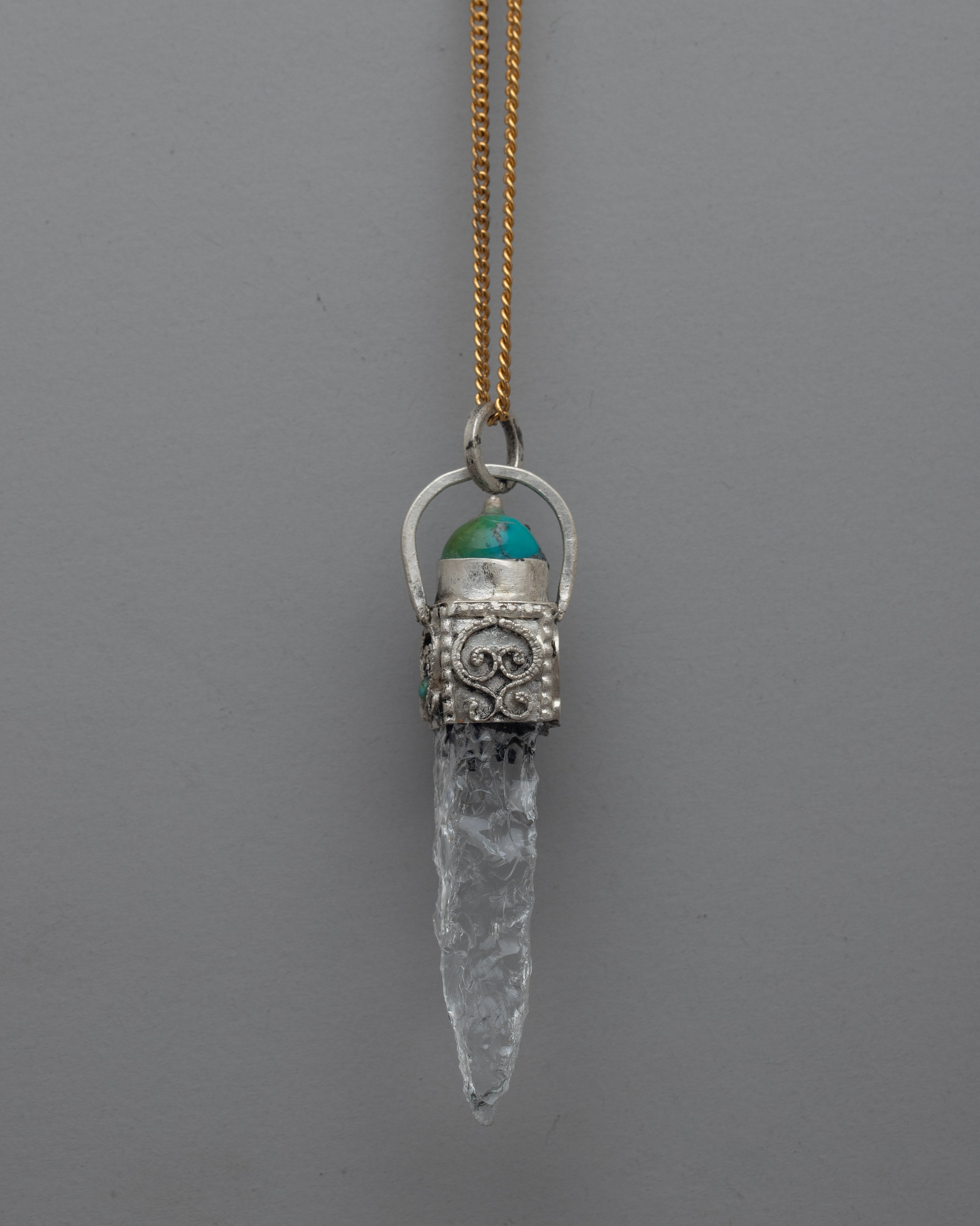 Handcrafted Crystal Locket: Timeless Design with Sparkling Elegance