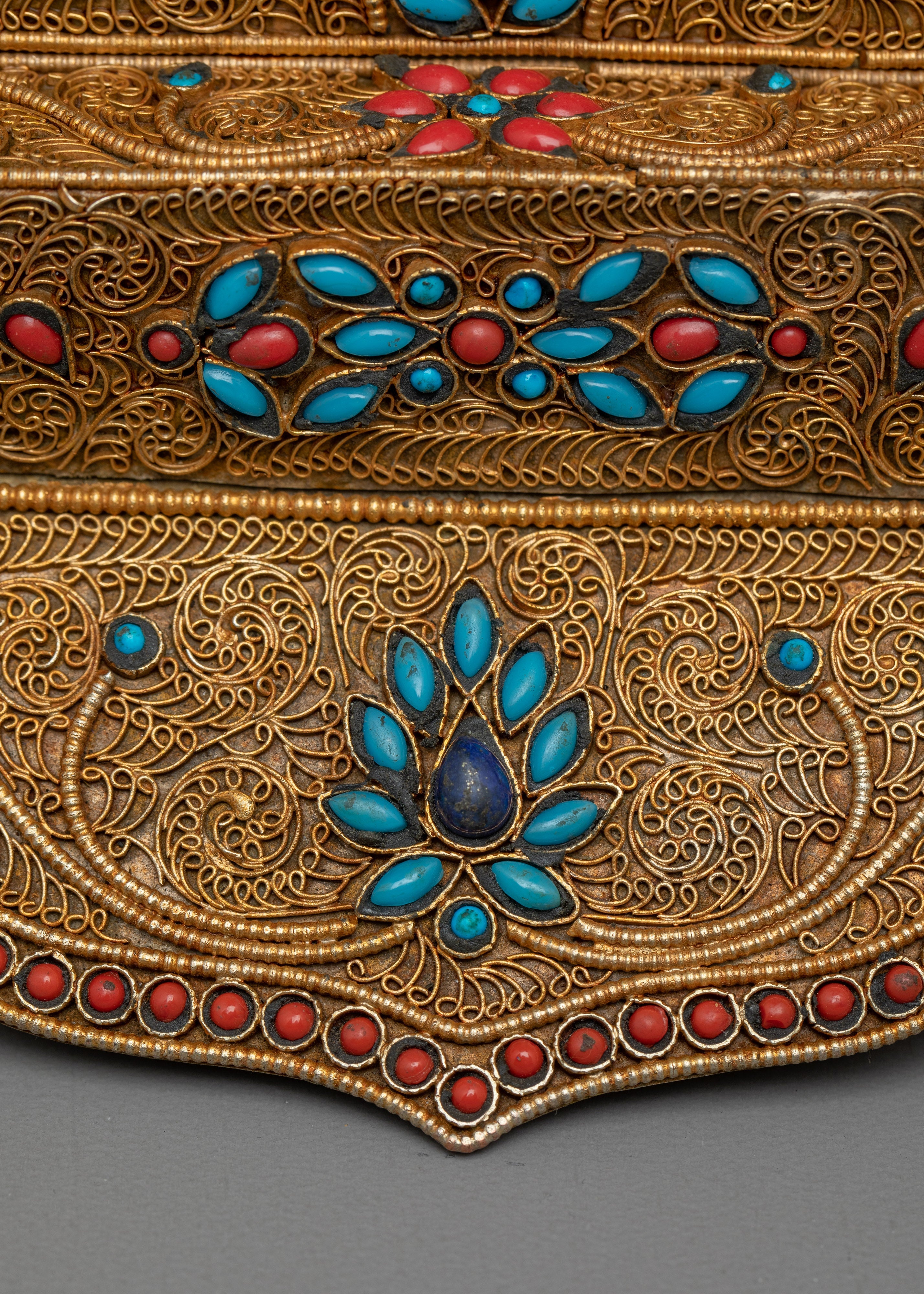 Statue of Shakyamuni Buddha on throne | Beautiful Throne