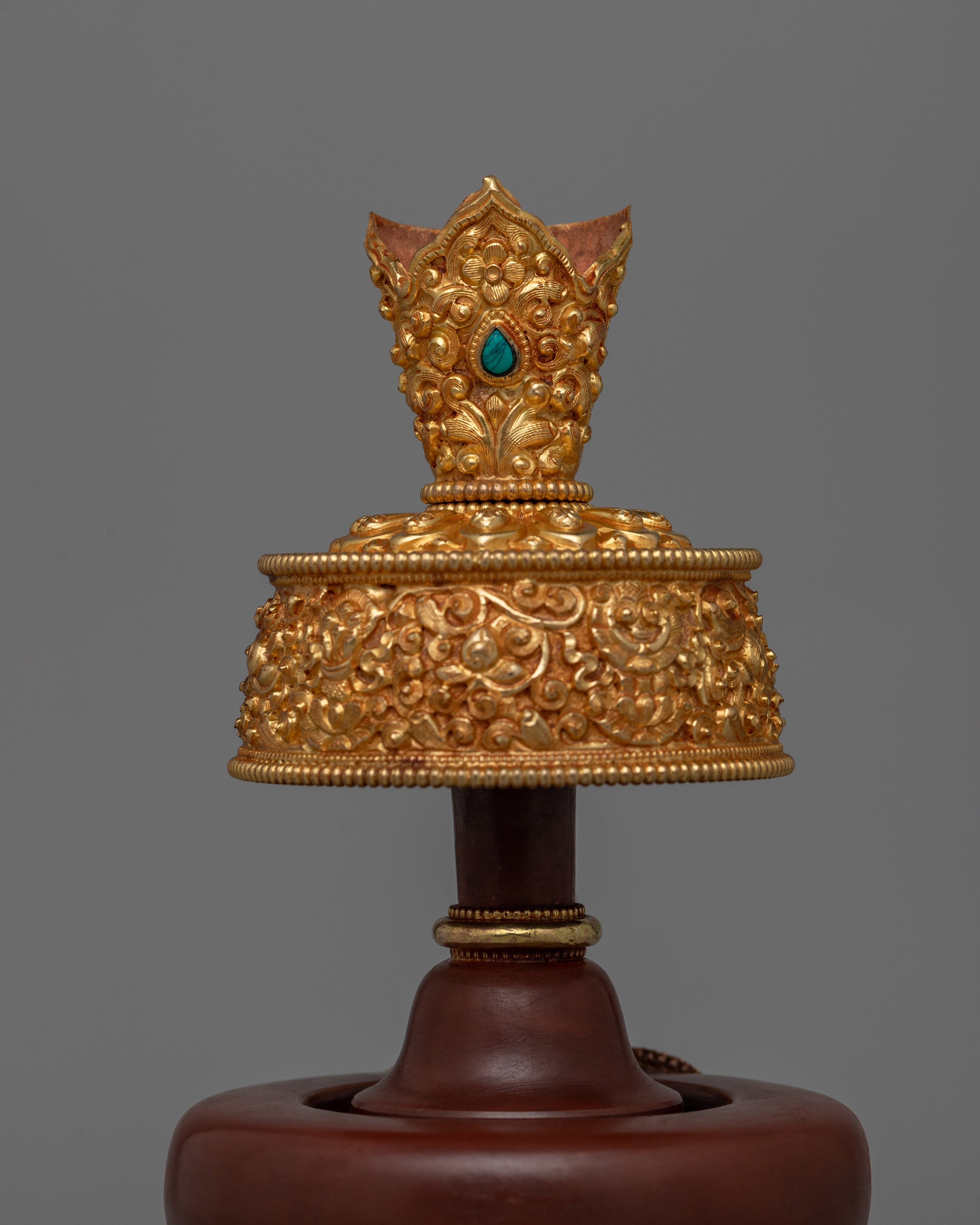 Gold-Plated Ritual Vases for Buddhist Ceremonies | Elegant Detailing