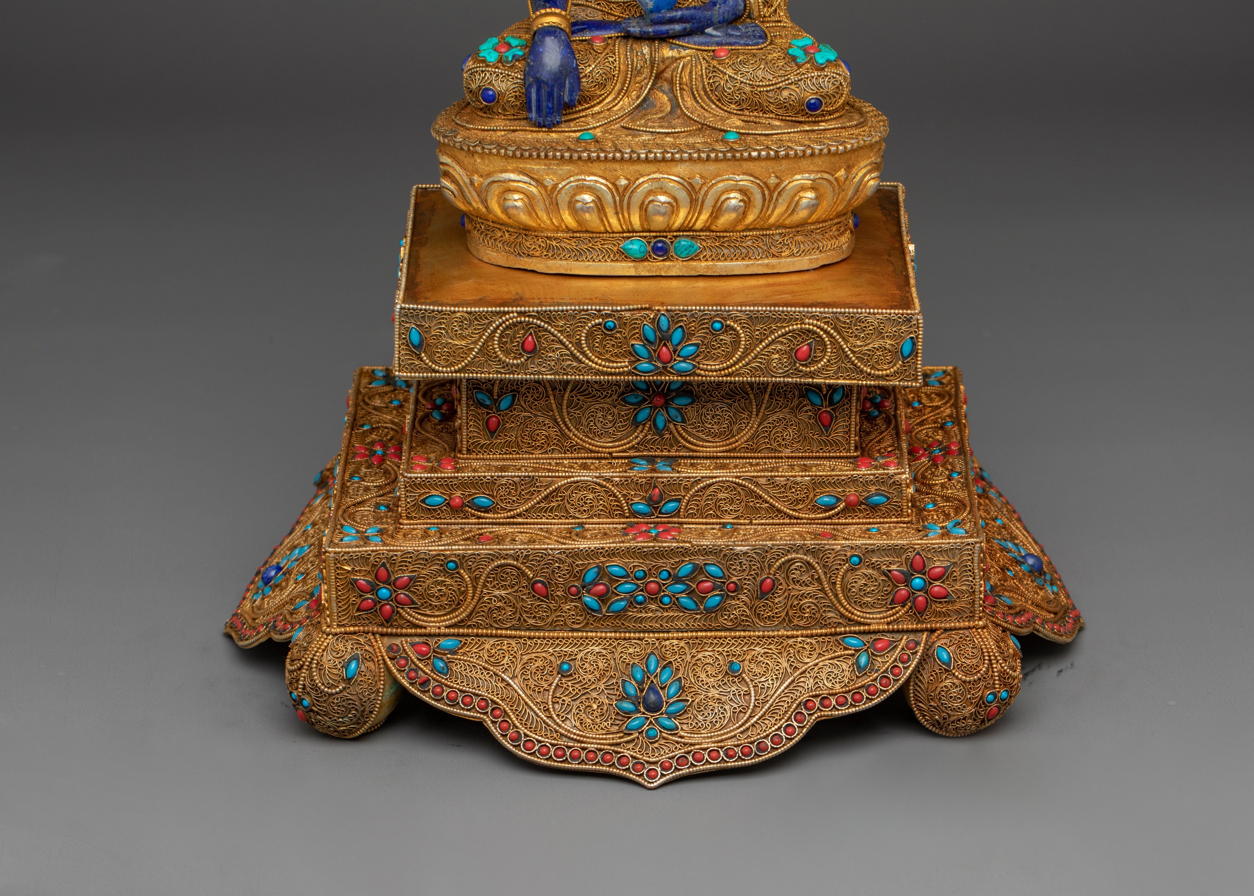 Statue of Shakyamuni Buddha on throne | Beautiful Throne