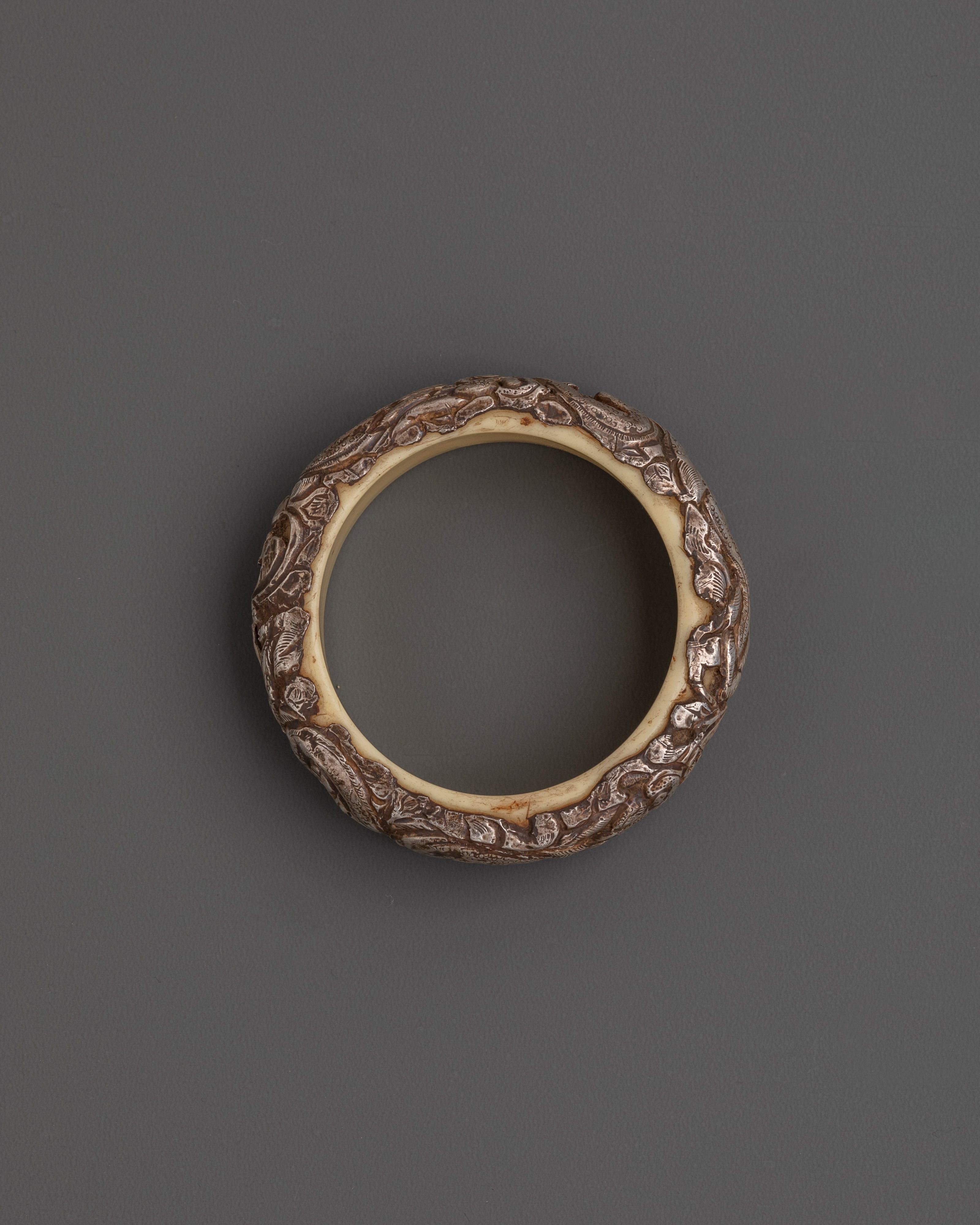 Bangle With Carvings | Lightweight Tibetan Design