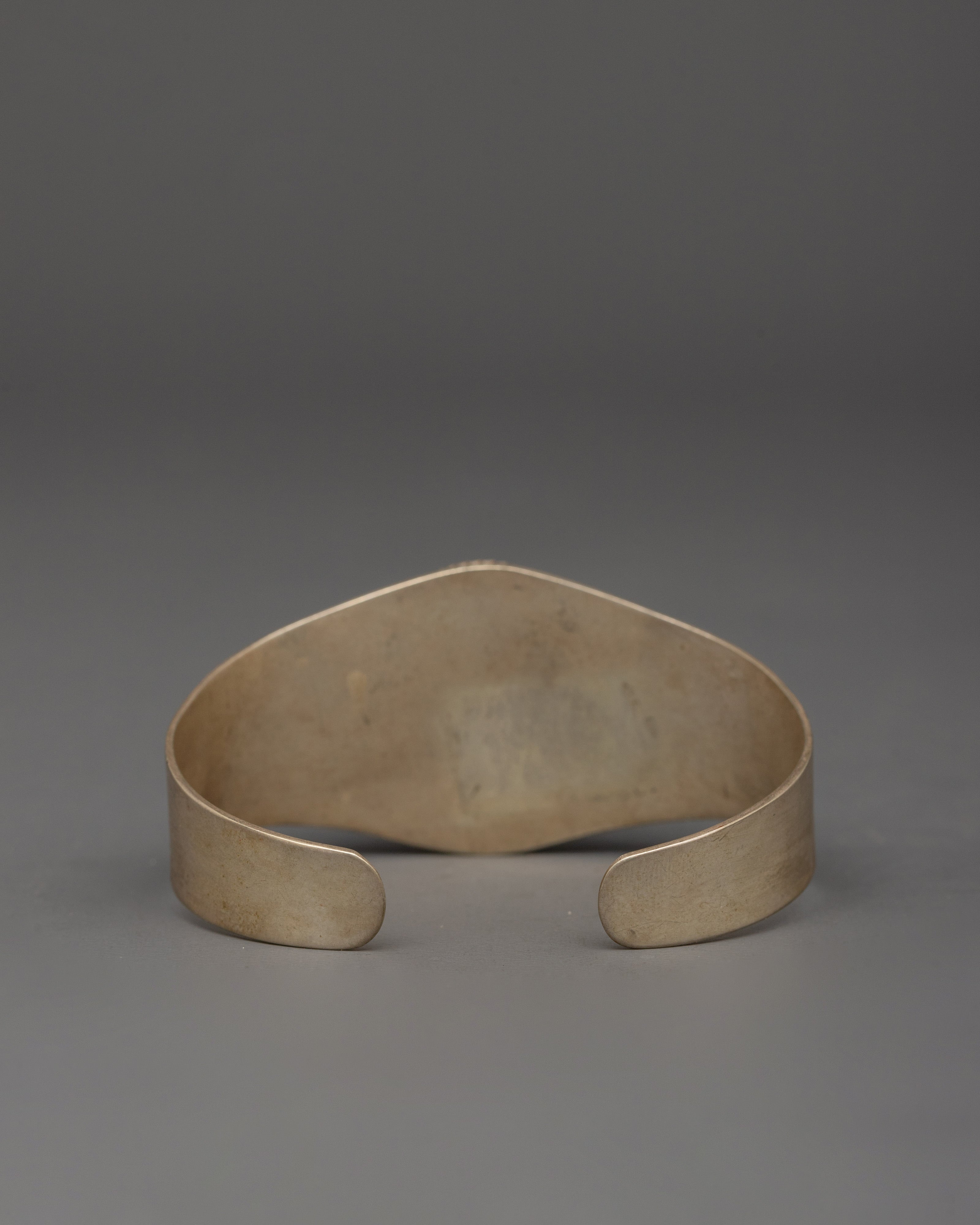 Bracelet with Leaf Pattern Carved | A Wearable Emblem of Serenity & Style