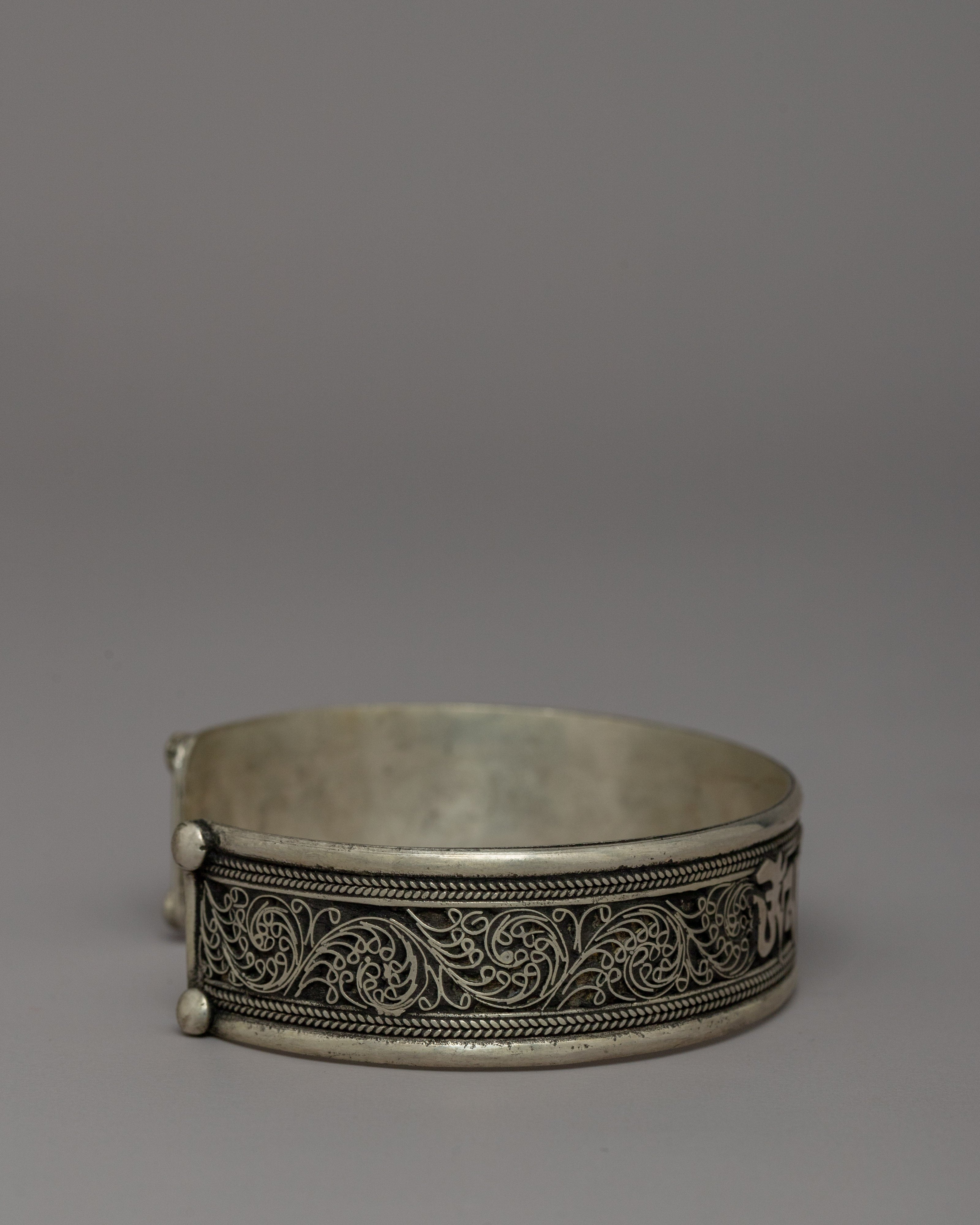 Avalokiteshwora Mantra Bracelet | Om Mani Pema Hum