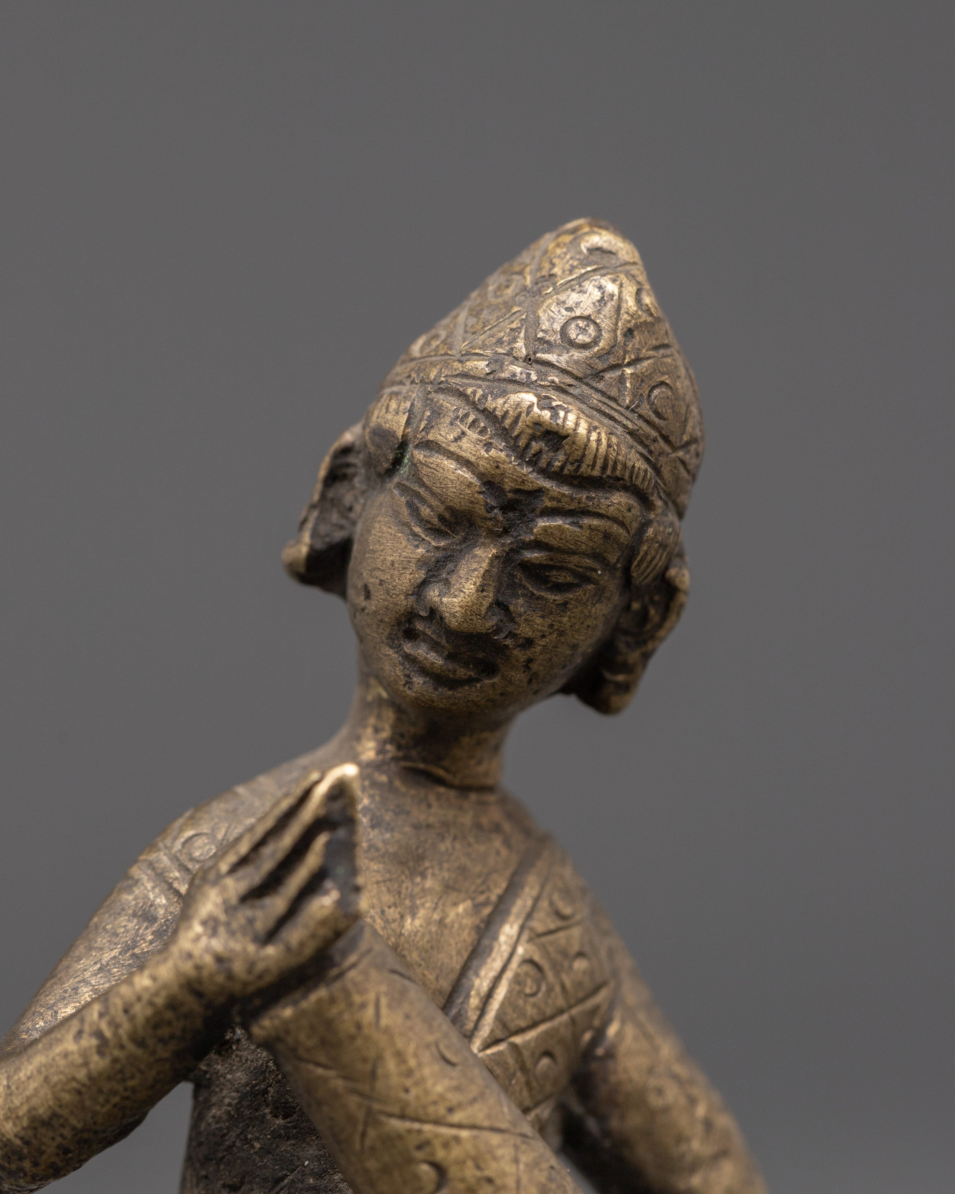 Musical Statue for Decor | Elegant Brass Figurine of Musician