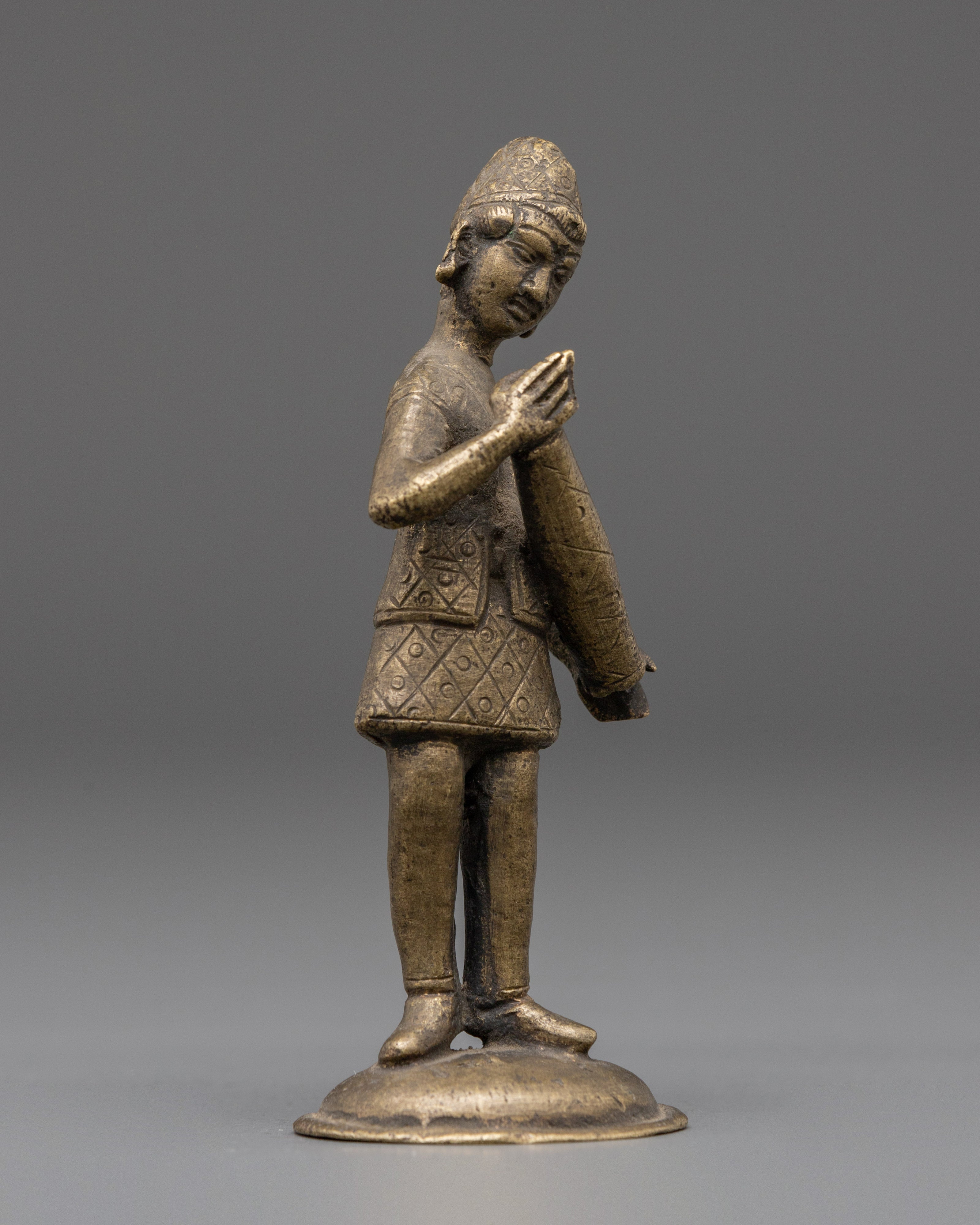 Musical Statue for Decor | Elegant Brass Figurine of Musician