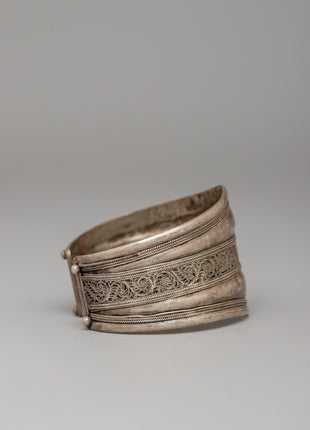 Elegant White Metal Bracelet | Adjustable Jewelry for Presents