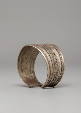 Elegant White Metal Bracelet | Adjustable Jewelry for Presents