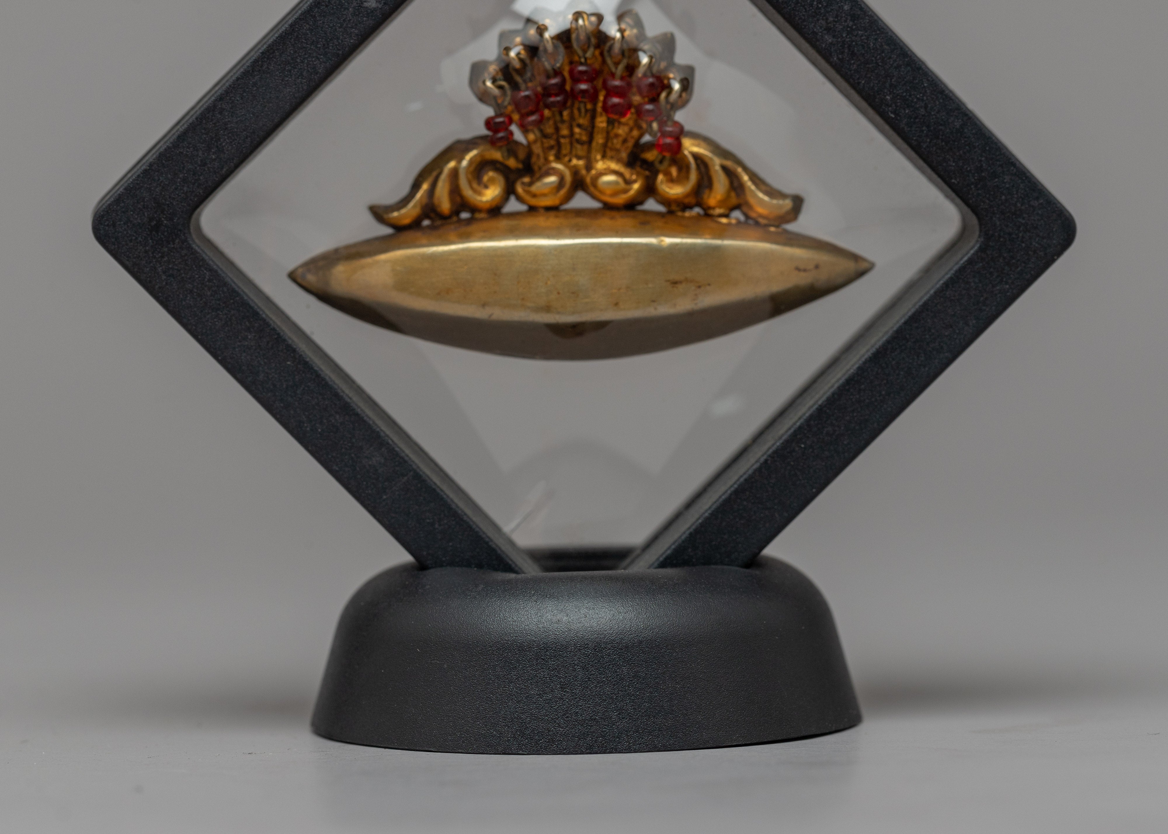 Newari Pendent "Tayo" | Exquisite Nepali Jewelry Inside the Floating case