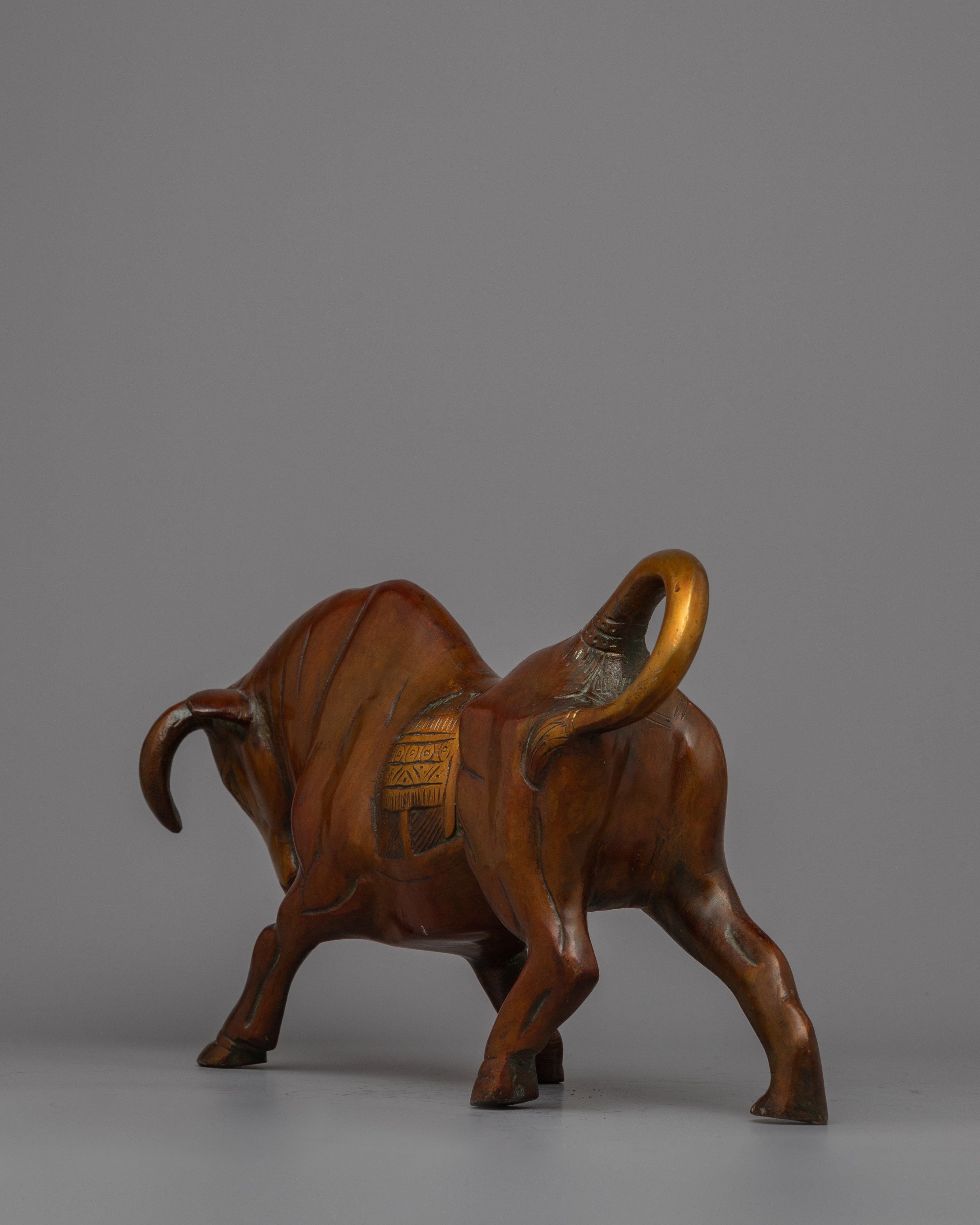 Majestic Bull Statue | A Symbol of Strength and Resilience