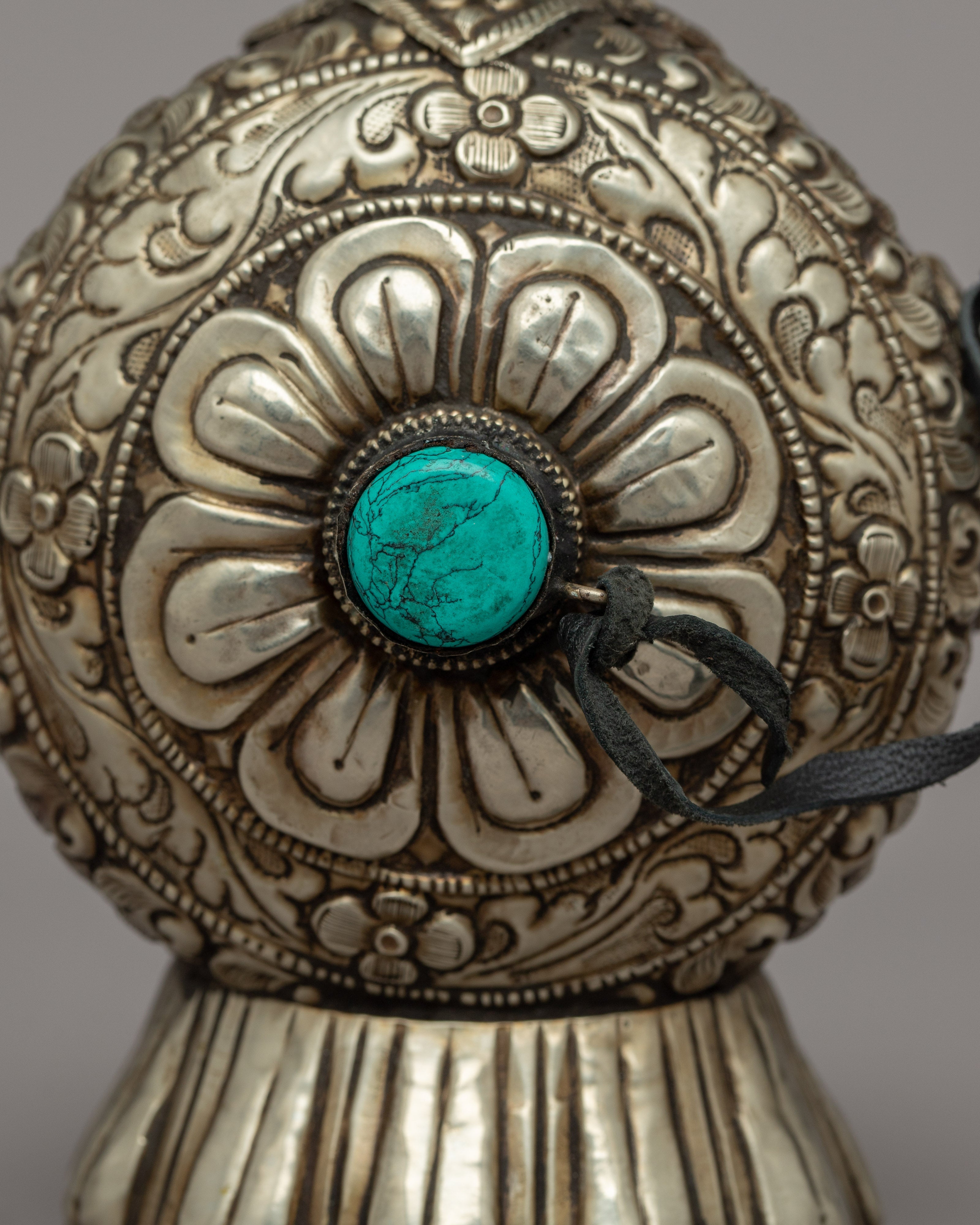 Tibetan Snuffer Bottle | Intricate Handcrafted Decorative Container