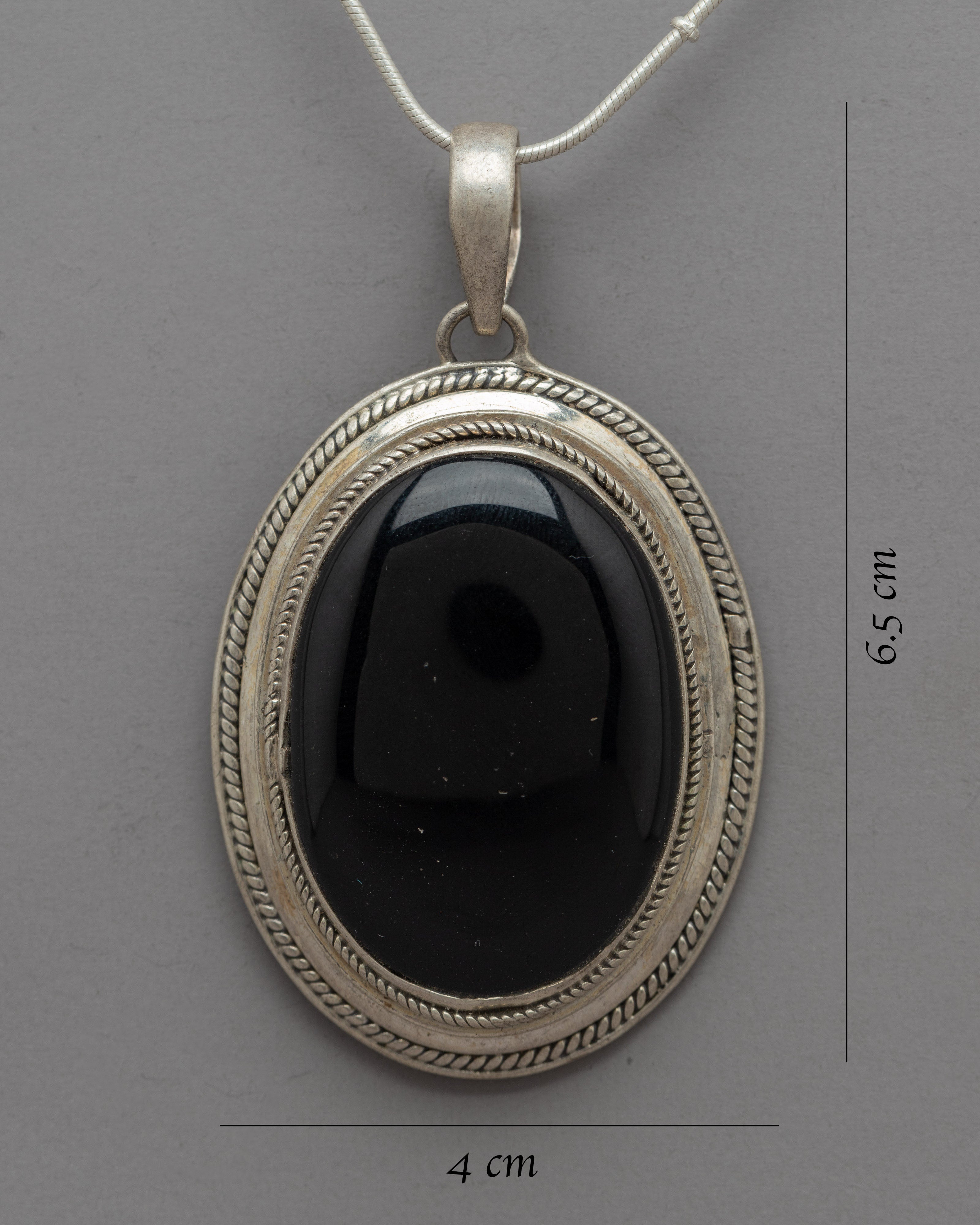 Onyx Locket | For the Refined Jewelry Enthusiast