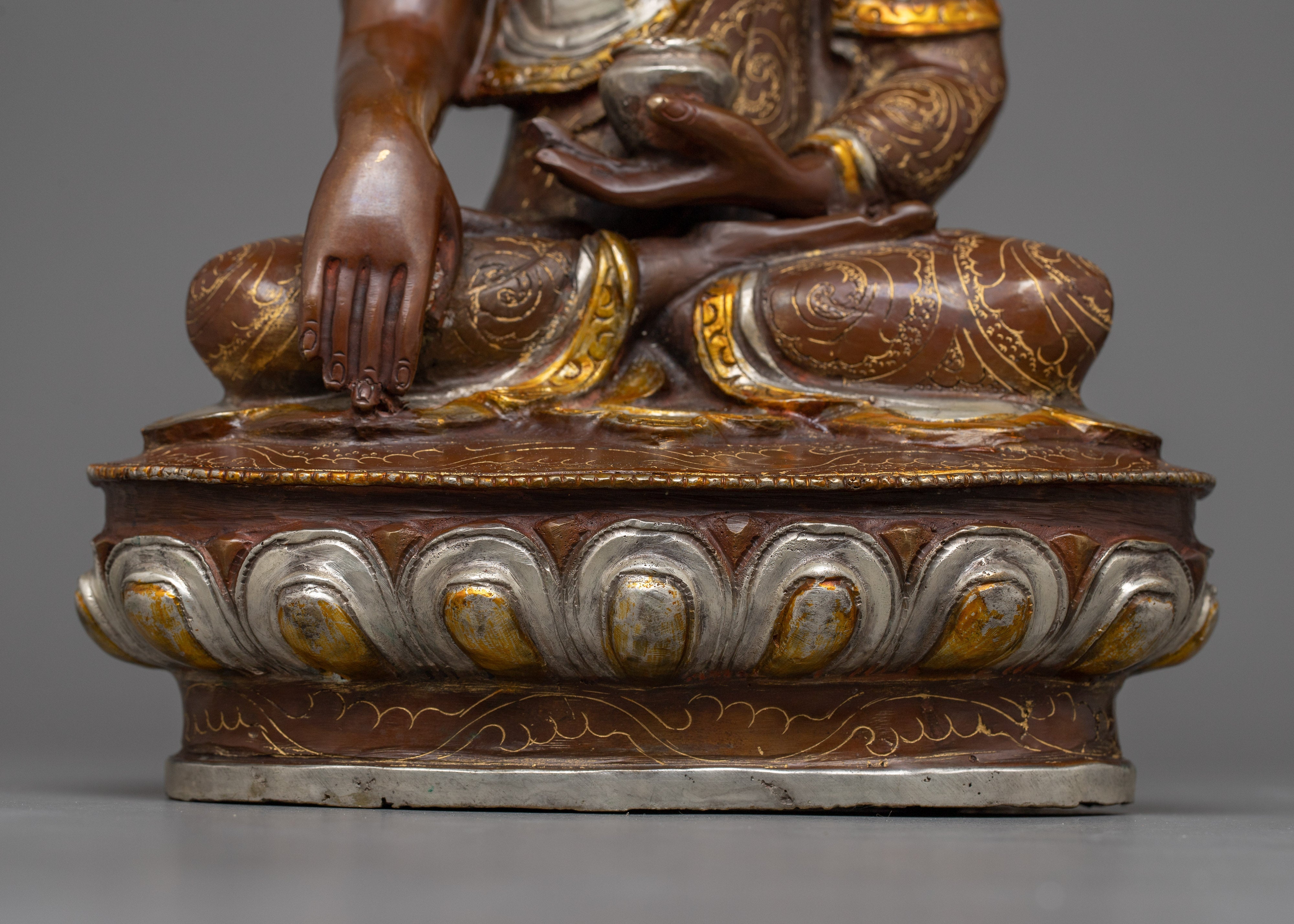 Antique Shakyamuni Buddha Statue | Preserving the Essence of Buddhist Teachings